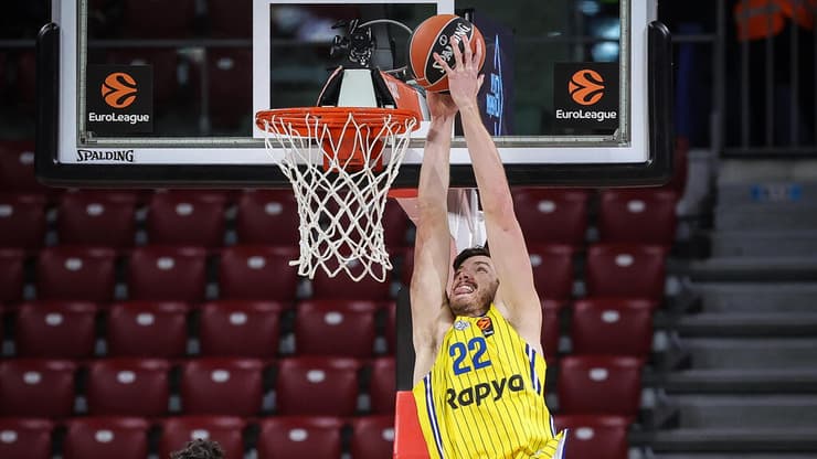 תורם מהספסל. ליף (צילום: עוז מועלם) טי.ג'יי ליף