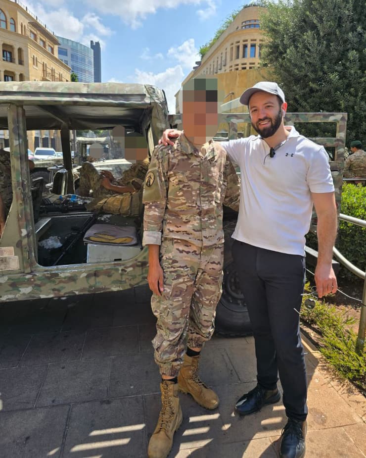 בני וקסלר בביירות עם חייל לבנוני