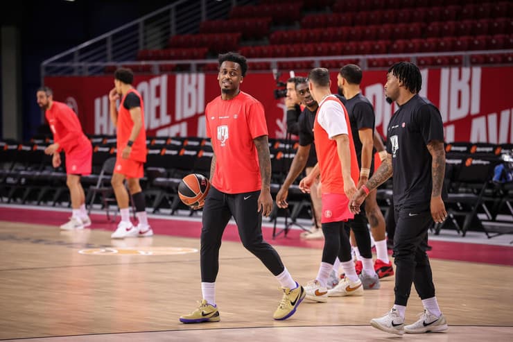 שחקני הפועל ת"א באימון המסכם לקראת הדרבי