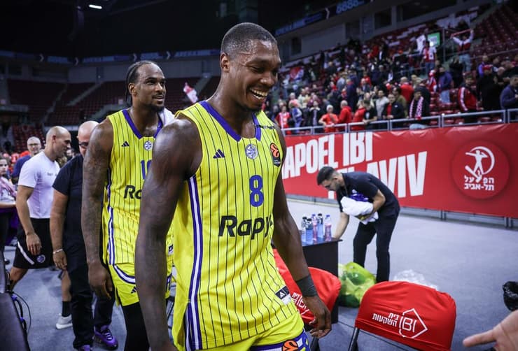 ווקר באקסטזה בסיום המשחק (צילום: עוז מועלם) ווקר