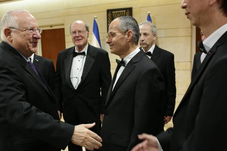 פרופ' עומר יאגי במרכז התמונה עם הנשיא לשעבר ריבלין