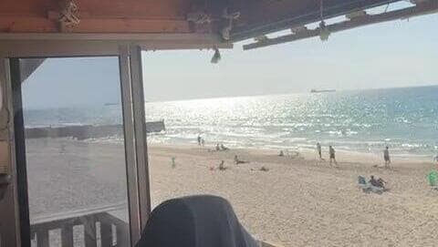 מתרחצים נקראים לצאת מהים באשקלון לאחר שנצפה כריש במים 