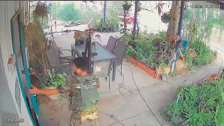 מחבלי חמאס פורצים לבתים ביישובי העוטף ב-7 באוקטובר