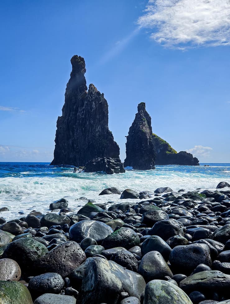 סלעי הבזלת מול החוף