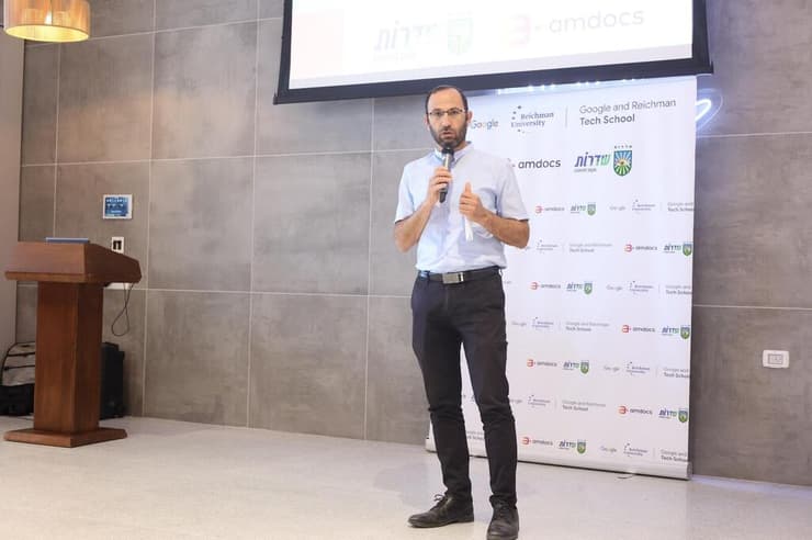 סגן ראש העיר, אלעד קלימי. "הקהילה היא מגן החוסן האמיתי" סגן ראש העיר אלעד קלימי, פותח אף הוא את ביתו