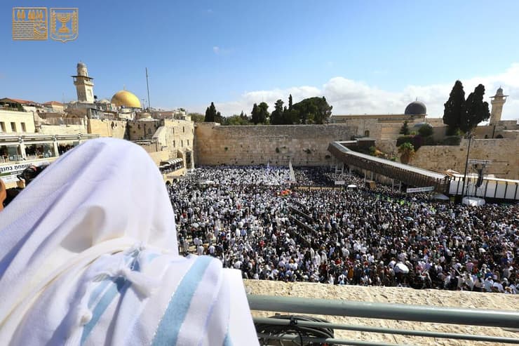 רבבות ברחבת הכותל בחול המועד סוכות