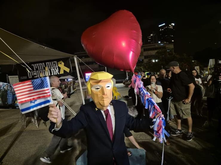 חוגגים בכיכר (צילום: ליהיא גורדון) חוגגים בכיכר החטופים