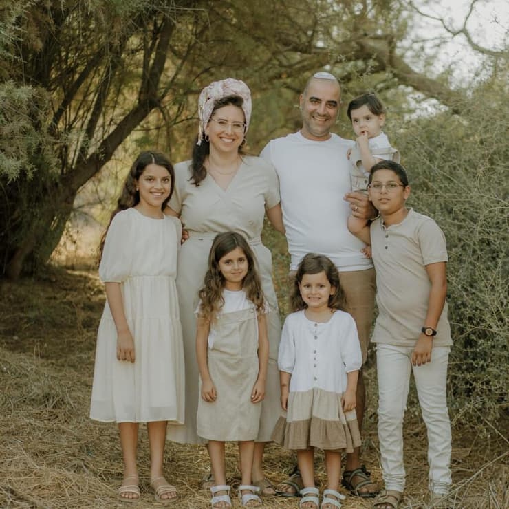אריאל לוי ומשפחתו. "הילדים מבינים שהרעש הוא לא של אויב שתוקף, אלא של צה"ל שמגן ושומר עליהם" אריאל לוי ומשפחתו