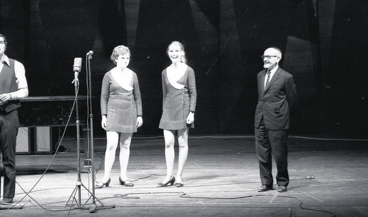 הזוכות הראשונות - האחיות רבינוביץ' עם מלחין השיר הרב פנחס קהתי (צילום: IPPA Staff Photographer) פסטיבל הזמר החסידי