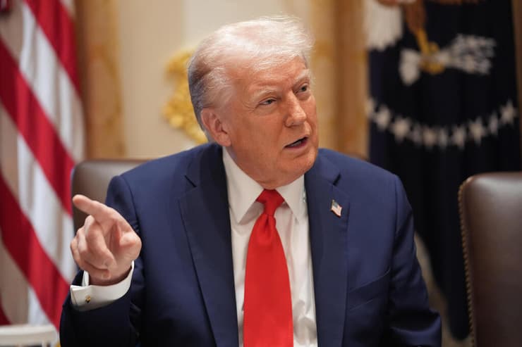 "כולם רוצים לדעת מה יהיה עם טראמפ". נשיא ארה"ב, השבוע (צילום: AP Photo/Evan Vucci) טראמפ בישיבת קבינט