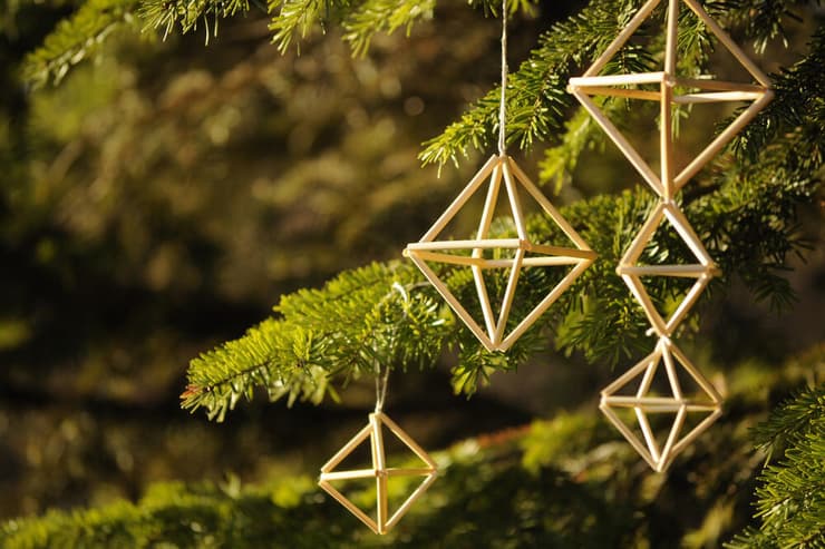 קישוט חג מולד מסורתי מקני סוף מהאזור הבלטי והסקנדינבי