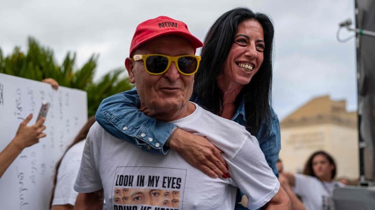 משפחות החטופים מגיבות לחתימה על הסכם שחרור החטופים