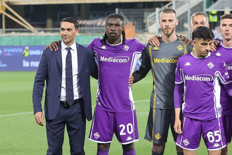 קן לצד מאמנו רפאל פאלאדינו