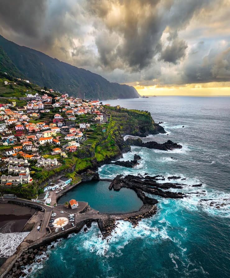 העיירה Seixal והבריכה מתחתיה