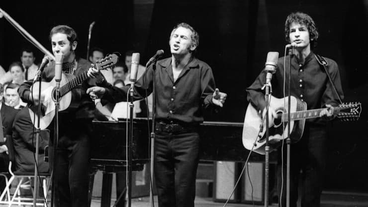 השלושרים מבצעים את השיר "והאר עינינו" בפסטיבל הזמר החסידי הראשון (1969). מימין לשמאל: שלום חנוך, בני אמדורסקי, חנן יובל