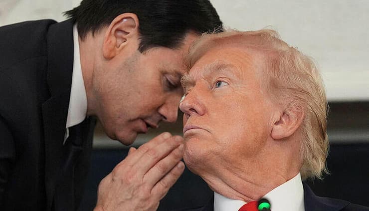 מזכיר המדינה רוביו לוחש לאוזנו של טראמפ רגע לפני ההכרזה על הסכם לסיום המלחמה בעזה, 9 באוקטובר