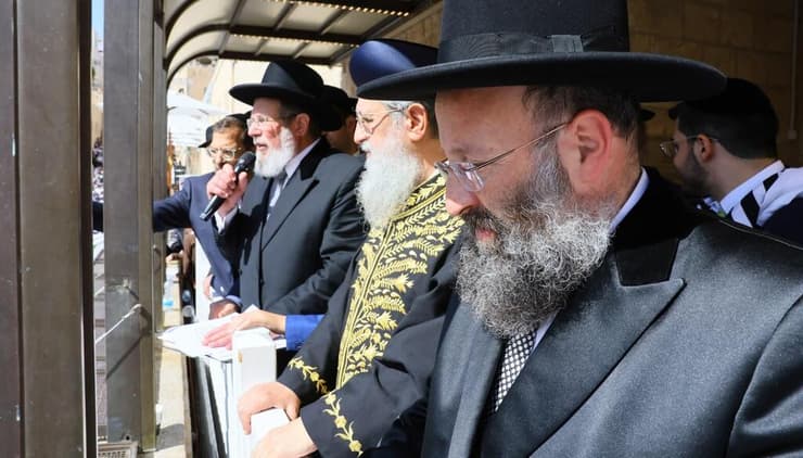 הרב הראשי קלמן בר נושא דברים