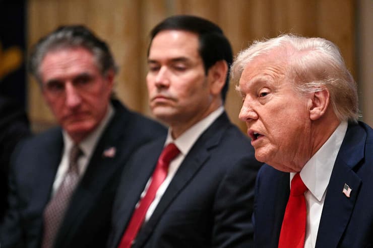 הכעס של טראמפ על ישראל שינה את התמונה (צילום: AP Photo/Evan Vucci) טראמפ בישיבת קבינט