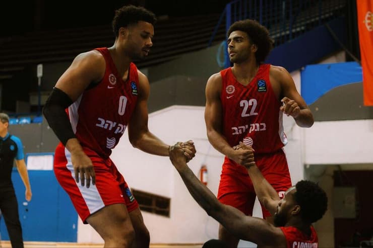 גם הפועל ירושלים תחזור לארח בישראל. אנתוני לאמב, ג'סטין סמית' וקאדין קרינגטון (צילום: באדיבות הפועל ירושלים) שחקן הפועל ירושלים אנתוני לאמב, ג'סטין סמית' קאדין קרינגטון