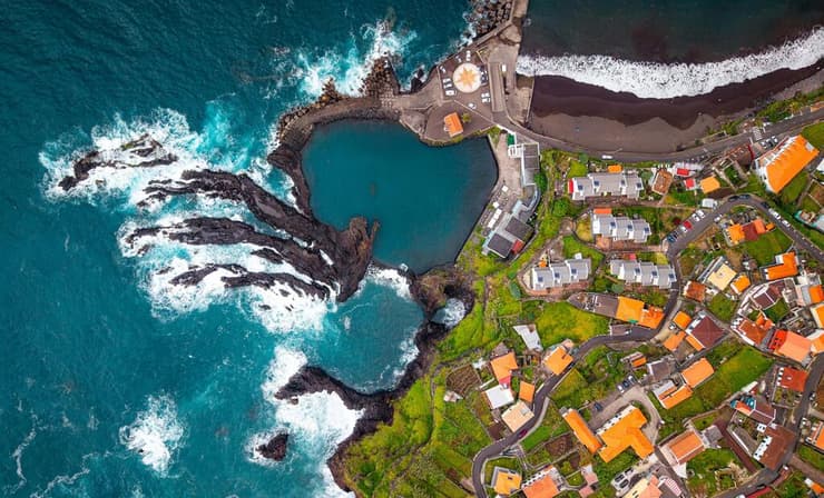 מבט מלמעלה על העיירה Seixal והבריכה הטבעית
