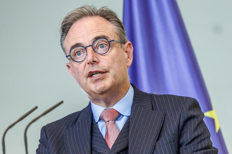 ראש ממשלת בלגיה בארט דה ויבר