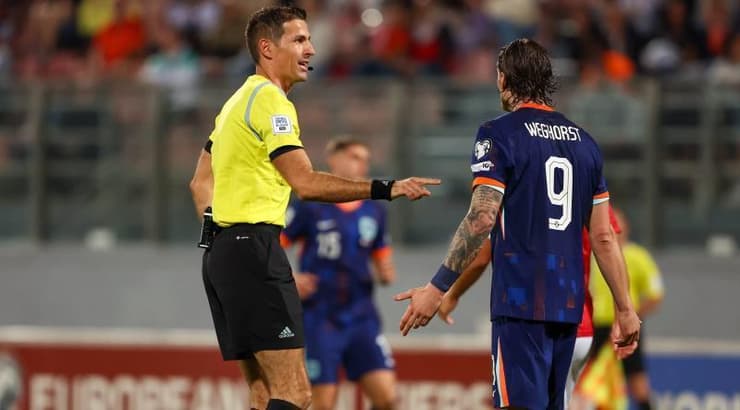 השופט מצביע על פנדל לזכות הולנד (IMAGO) השופט מצביע על פנדל לזכות הולנד