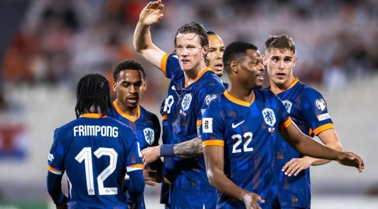 שחקני הולנד חוגגים יתרון מוקדם (IMAGO) שחקני הולנד חוגגים יתרון מוקדם