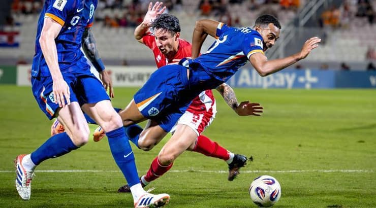 ריאן חרבנברך מוכשל ברחבה (IMAGO) ריאן חרבנברך מוכשל ברחבה