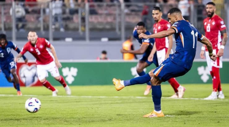 קודי גאקפו מכפיל את היתרון בפנדל (IMAGO) קודי גאקפו מכפיל את היתרון בפנדל