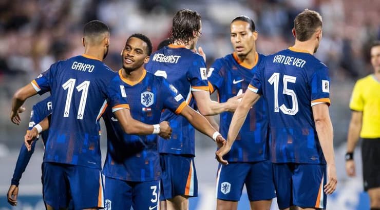 שחקני הולנד חוגגים עם קודי גאקפו (IMAGO) שחקני הולנד חוגגים עם קודי גאקפו