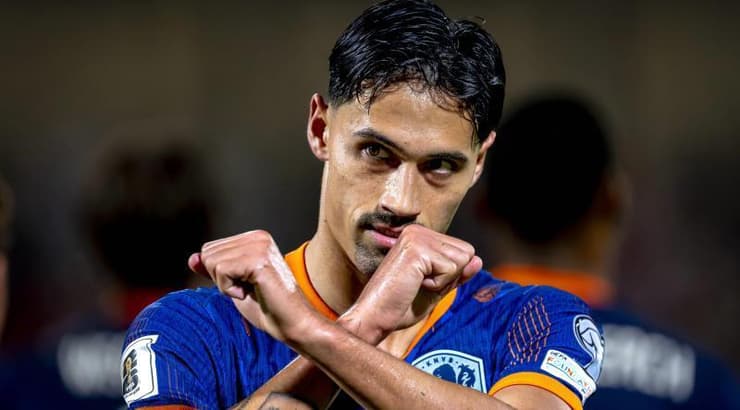 טיג'אני ריינדרס עם החגיגה המוכרת (IMAGO) טיג'אני ריינדרס עם החגיגה המוכרת