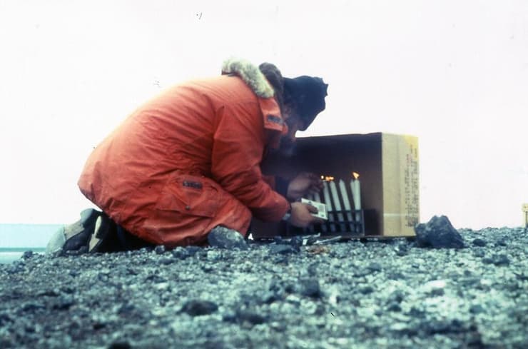 פרופ' יעקב גרטי מדליק נרות חנוכה באנטארקטיקה