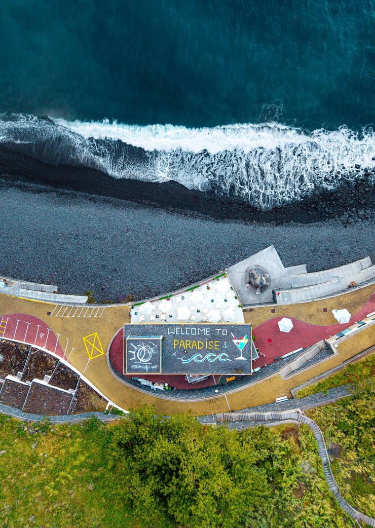 חוף פרדייז, ליד פסל ישו