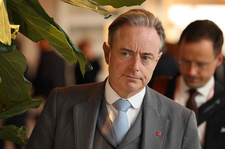 ראש ממשלת בלגיה בארט דה ויבר