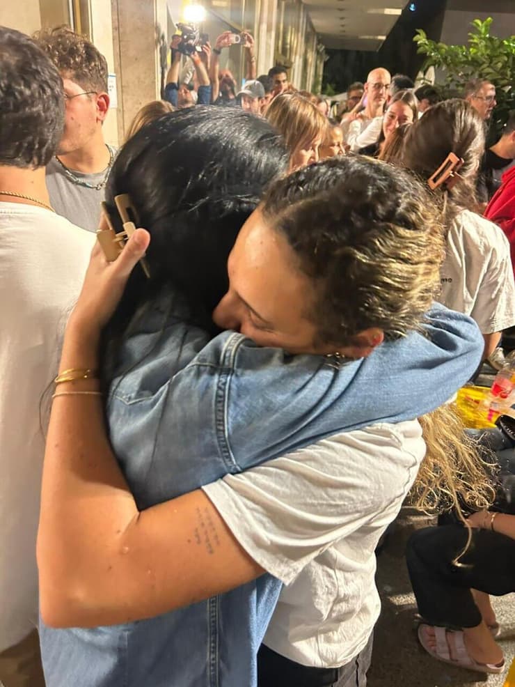 שורדת השבי רומי גונן עם עינב צנגאוקר (צילום: מטה משפחות החטופים) רומי גונן ועינב צנגאוקר בכיכר החטופים