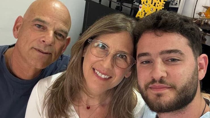 משפחתו של אלון אהל לאחר החתימה על הסכם