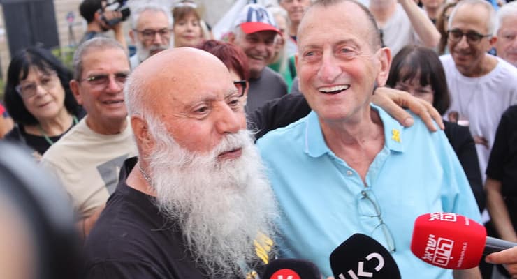 "חיוך מאוזן לאוזן ועיניים דומעות מאושר". דני מירן, יחד עם חולדאי