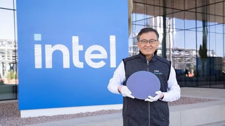 מנכ"ל אינטל, ליפ-בו טאן, מחזיק את מעבד ה"פנתר לייק". חשש שפיתוח עתידי של החברה דלף (אינטל) מנכ"ל אינטל, ליפ-בו טאן, מחזיק את מעבד ה"פנתר לייק"