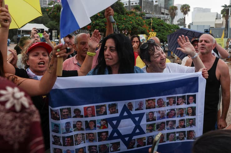 משפחות חטופים לאחר החתימה על ההסכם (צילום: רונן זבולון / רויטרס) משפחות החטופים מגיבות לחתימה על הסכם שחרור החטופים