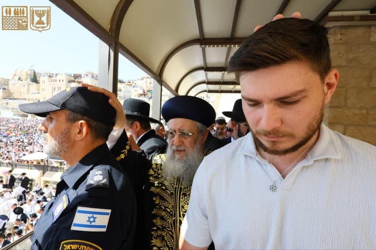 הרב הראשי דוד יוסף מברך את שורד השבי סשה טרופנוב