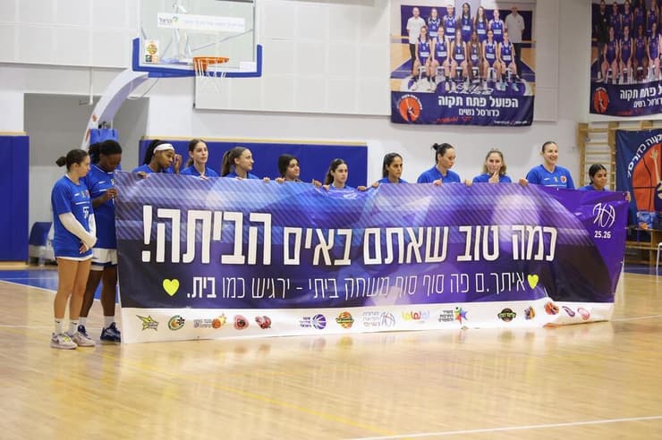 שחקניות פ"ת עם השלט המרגש