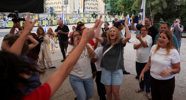 חגיגות בכיכר החטופים