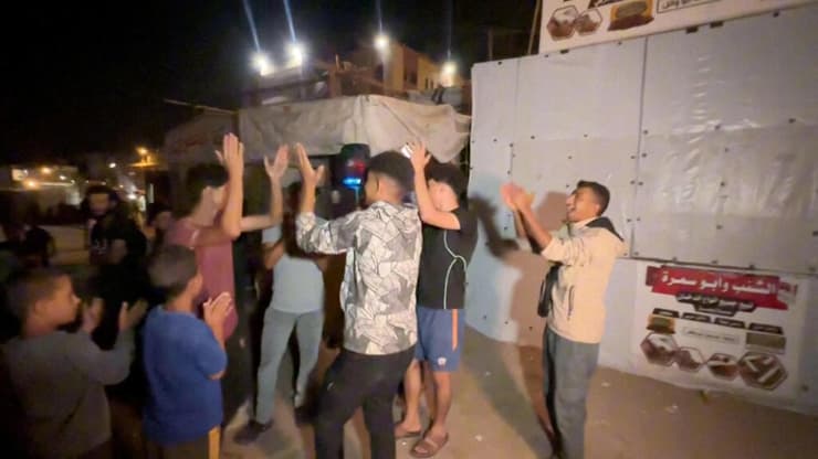 "אני לא מאמין!". תושבי הרצועה חוגגים (צילום: Video Obtained by REUTERS) חגיגות בעזה לקראת העסקה