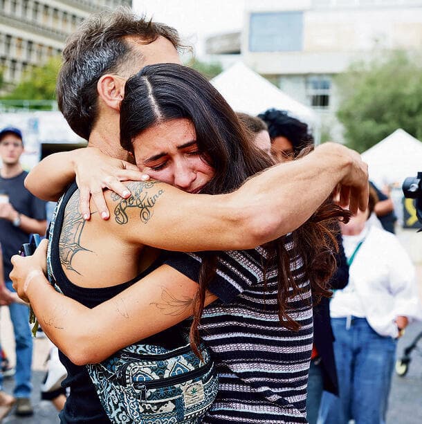 הריפוי יתחיל רק עם שובם: בזרועות אהובים (צילום: דנה קופל) yk14541201