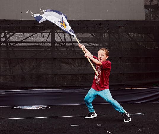 כחול־לבן־צהוב: חוגג צעיר מניף דגל ישראל (צילום: דנה קופל) yk14541202