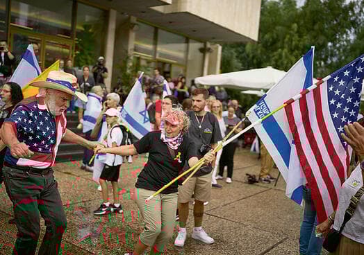 השם יתברך (וגם דונלד) תמיד אוהב אותי: רוקדים עם דגלי ארה"ב (צילום: אי-פי, Emilio Morenatti) yk14541210