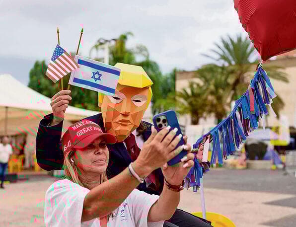 ת'נק יו, מיסטר פרזידנט: סלפי עם תומך במסיכת טראמפ (צילום: אי-אף-פי, MAYA LEVIN) yk14541214