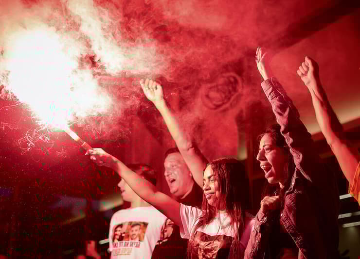 הדמעות נשטפו בזרם שמפניה: עינב צנגאוקר ובתה נטלי חוגגות על מדרגות בית אריאלה בכיכר (צילום: אלון גלבוע) yk14541215