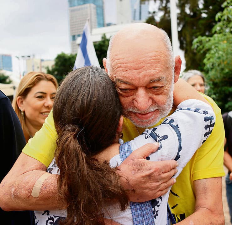 חיבוק של הקלה: איציק הורן, שבנו יאיר שוחרר מהשבי ובנו איתן נותר עד כה בעזה (צילום: יריב כץ) yk14541218