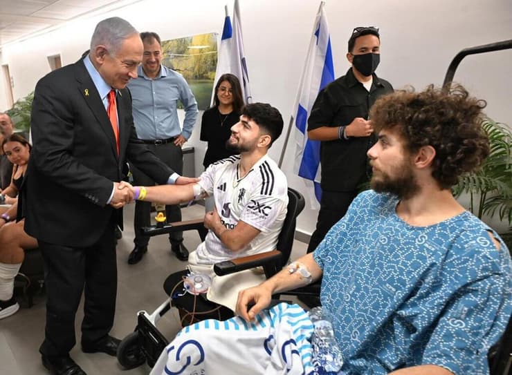נתניהו עם לוחמים שנפצעו (צילום: חיים צח/ לע״מ) ראש הממשלה בנימין נתניהו בית חולים מרכז הרפואי שיבא-תל השומר לבחון את היערכות מערכת הבריאות לקליטת החטופים במבצע ״שבים לגבולם״